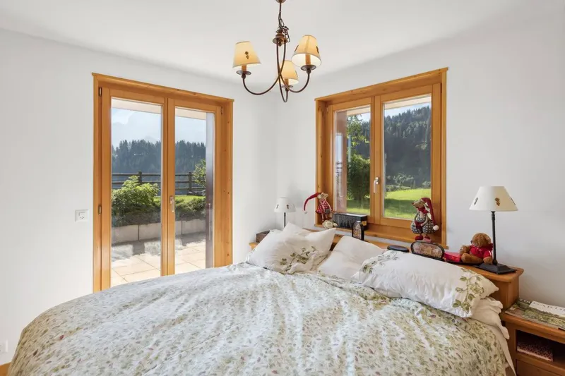 Prachtvolle 5.5-Zimmer-Wohnung – Chalet-Atmosphäre im Herzen der Alpen - Photo 5