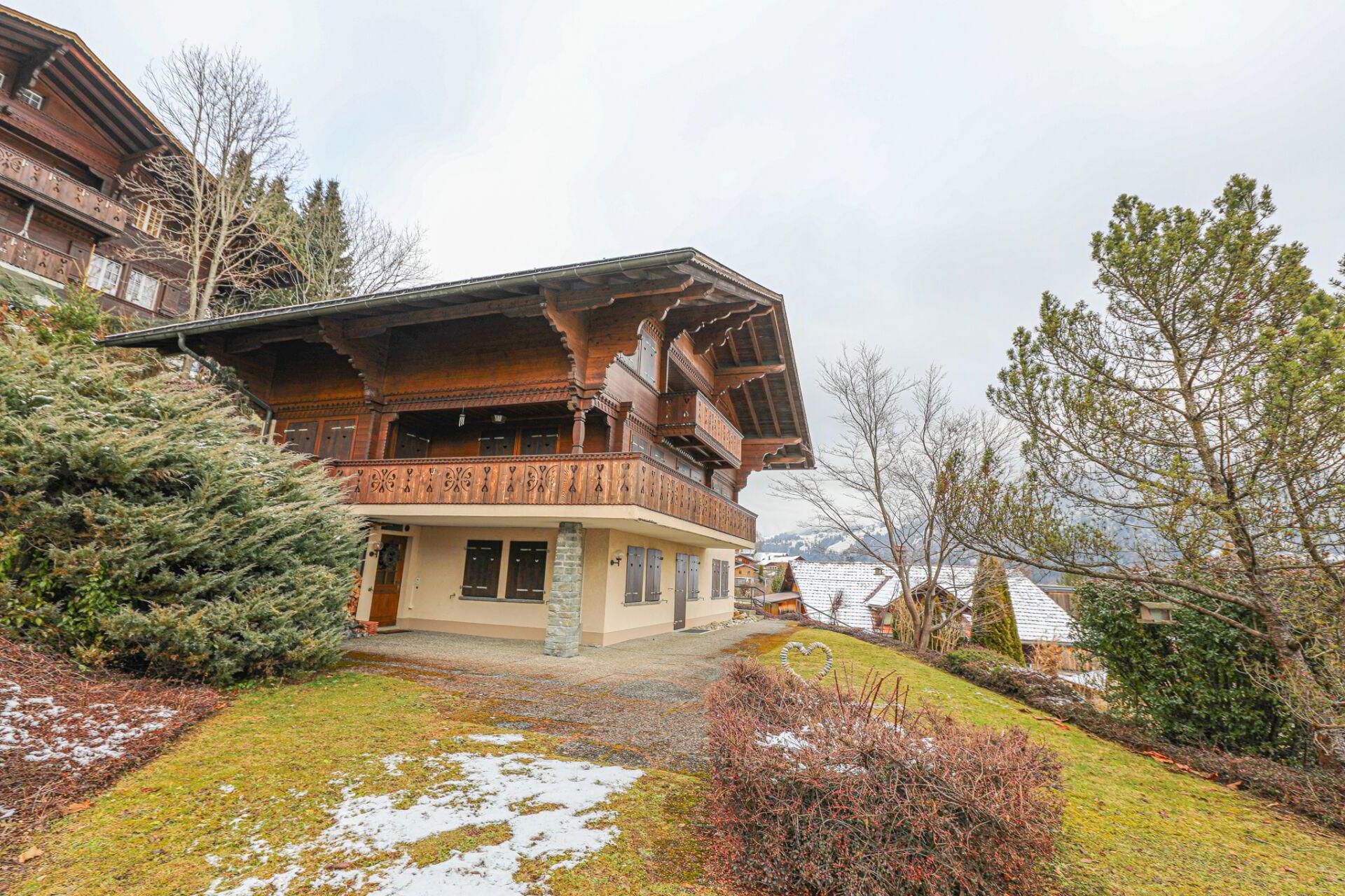 Wunderschönes Chalet mit 3 Wohneinheiten, Schwimmbad und Garagen Höhenstrasse 14