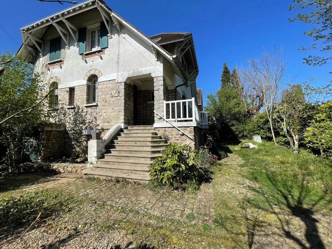 Maison de 5 pièces de 136 m2 en vente dans la ville du Chesnay-Rocquencourt - Idéal pour les familles