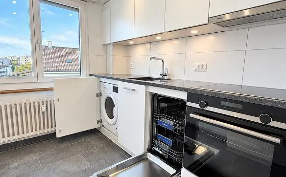 Erstbezug - Stilvoll renovierte 2.5-Zimmerwohnung im Dachgeschoss - Photo 5