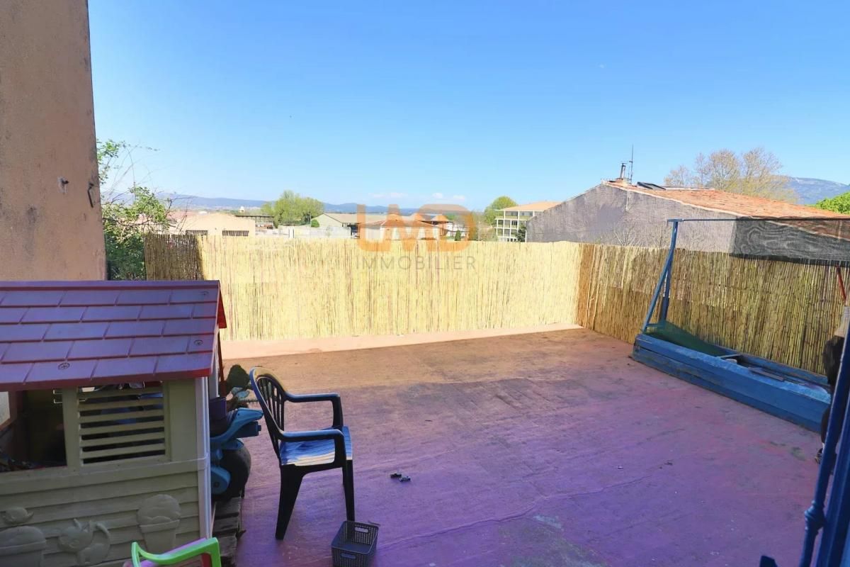 TRETS: APPARTEMENT 59m2 - TERRASSE - GARAGE - JARDIN