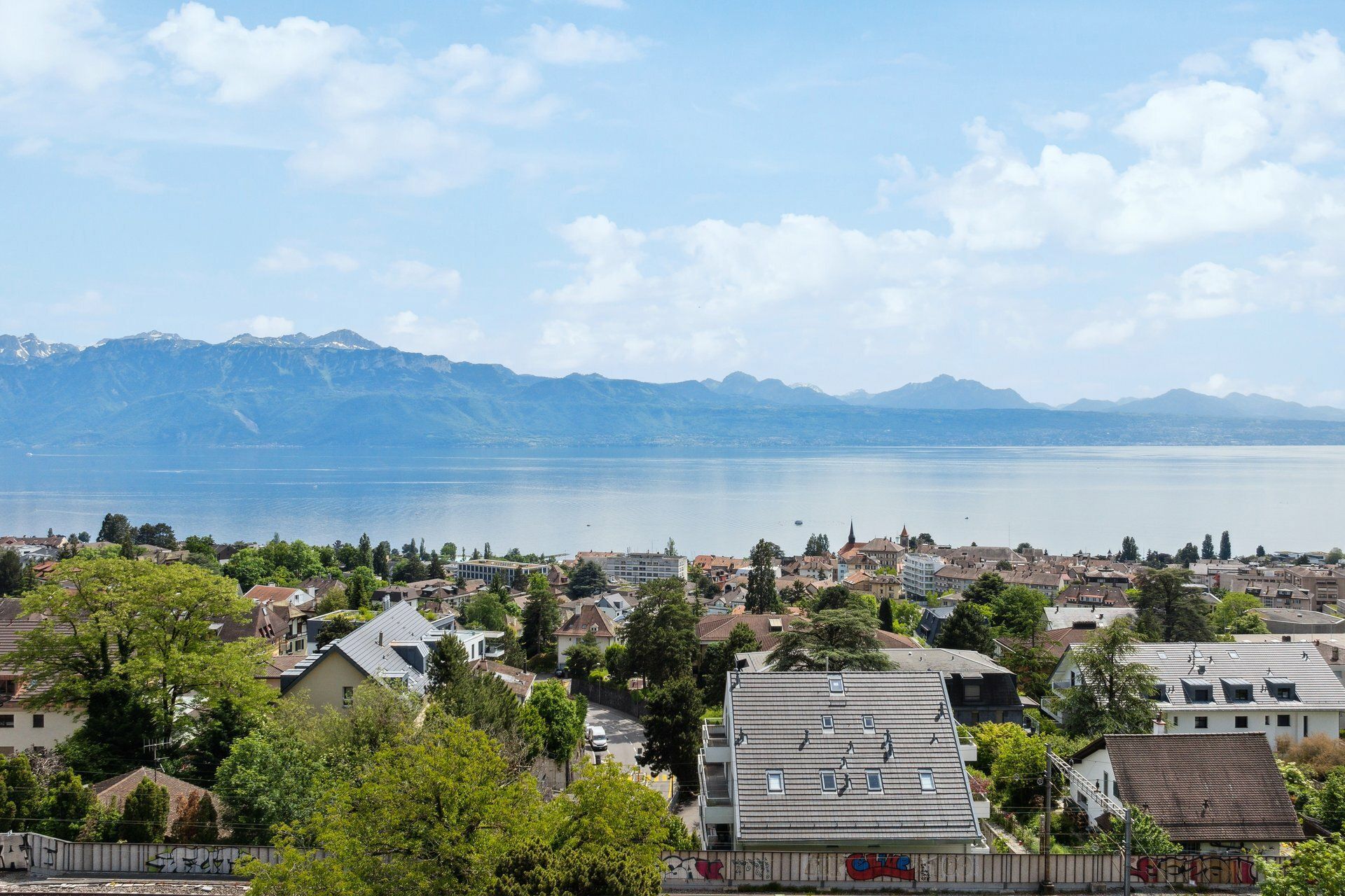 Tournée vers le lac, belle villa individuelle à rénover