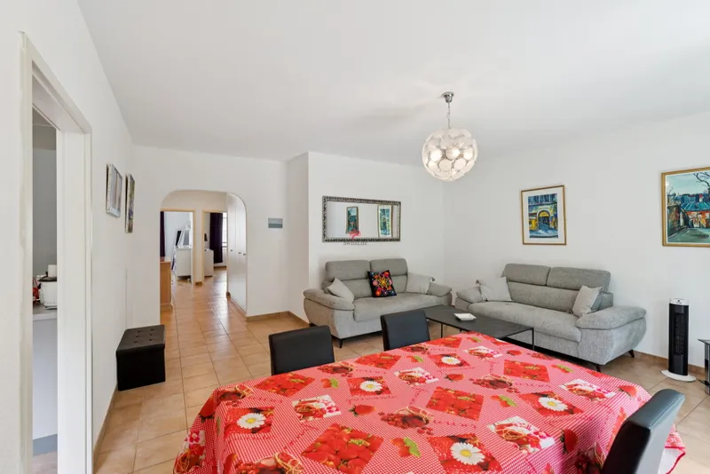 Geräumiges 4-Zimmer-Durchgangsappartement in ruhiger Lage - Photo 2