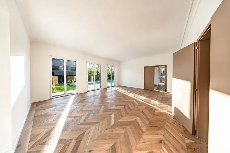 EXKLUSIVES WOHNJUWEL MIT STIL, ELEGANZ UND POOL - Photo 4
