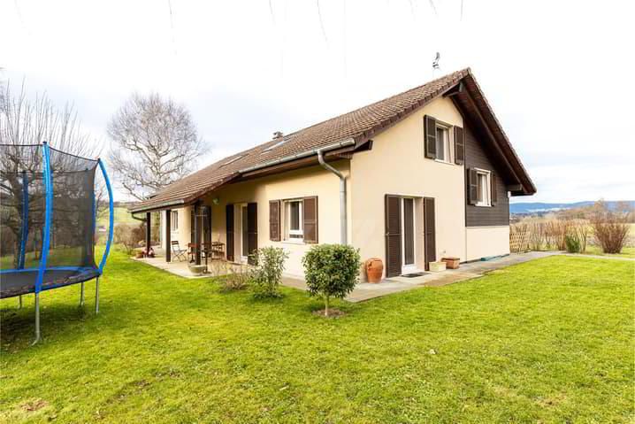 Beautiful detached villa with pavilion and garden