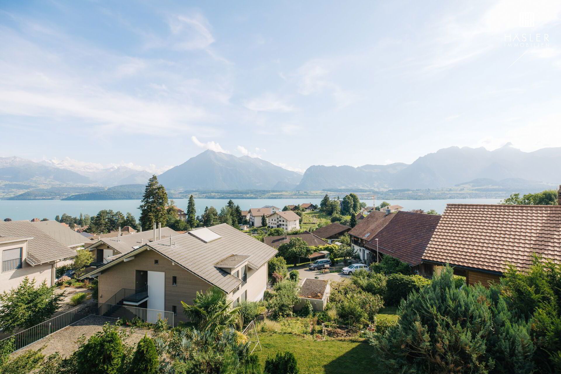 Freistehendes Einfamilienhaus mit wunderschönem Blick auf den Thunersee und das Bergpanorama