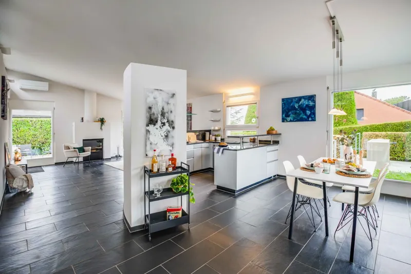 OVERVIEWING GREEN SPACES — ELEGANT 6.5-ROOM SINGLE-FAMILY HOME - Photo 3