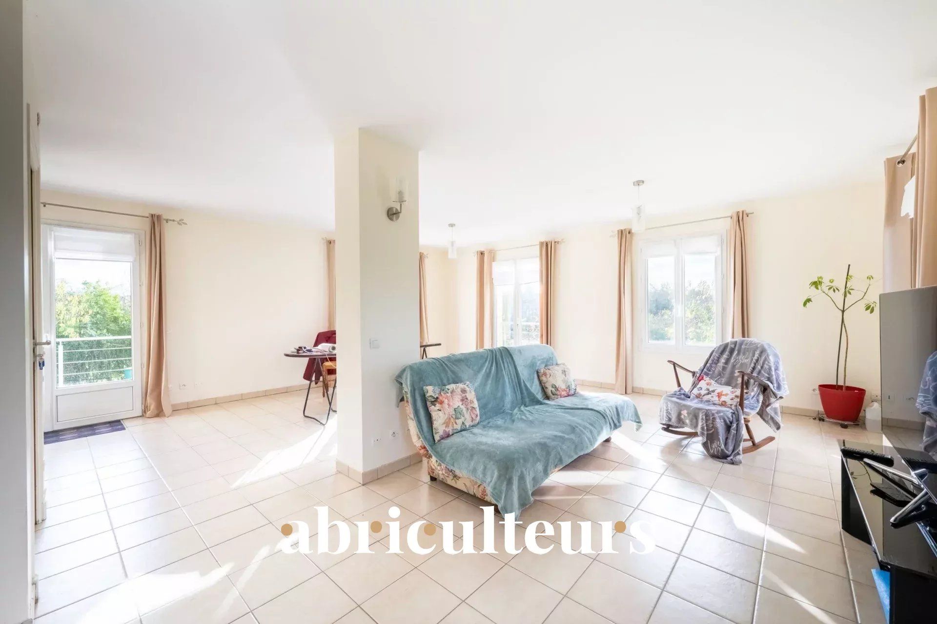 Maison de 6 pièces de 162,58 m2 en vente à Santeuil avec jardin, parking et cave - Idéal pour familles.