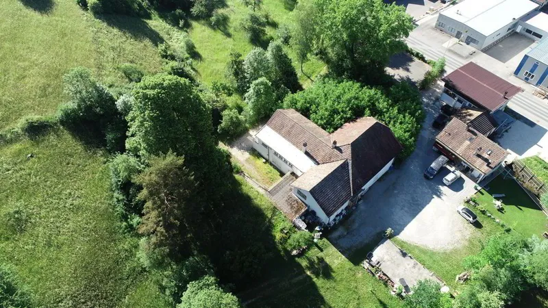 Propriété de caractère avec 3 appartements et terrain à bâtir à Perrefitte - Photo 2