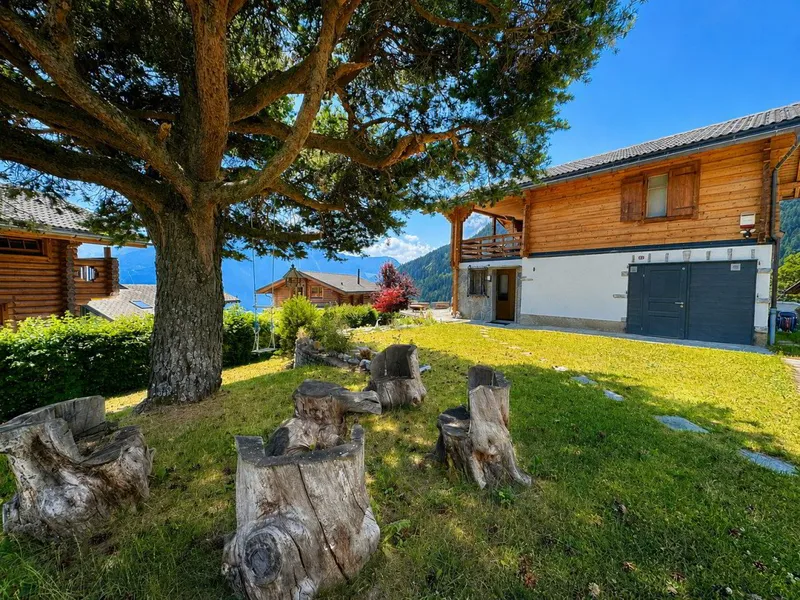 MAGNIFIQUE CHALET RÉNOVÉ – RÉSIDENCE SECONDAIRE & VENTE AUX ÉTRANGERS AUTORISÉES - Photo 2