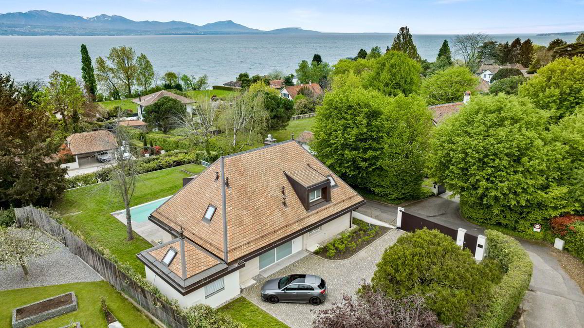 Superb detached house on the shores of the lake in St-Sulpice