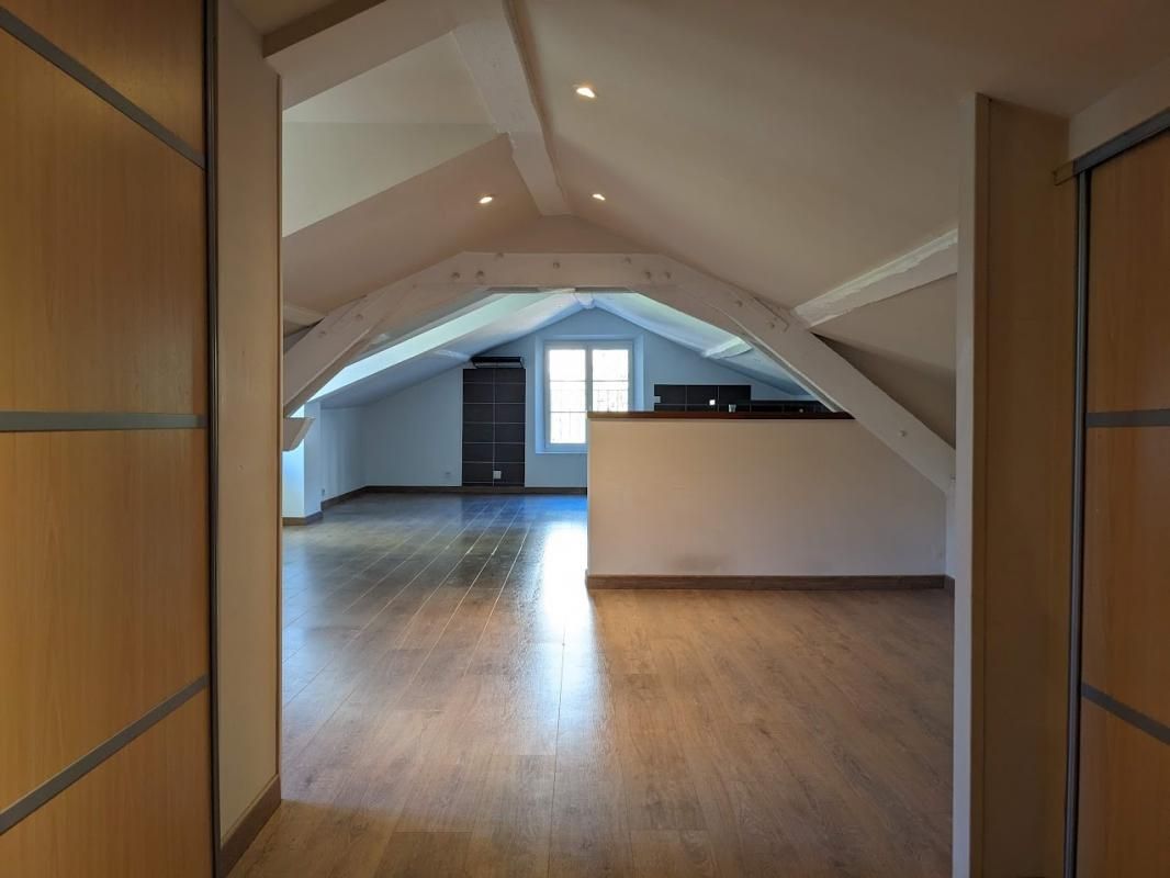 Bel appartement atypique, style loft, avec parking privatif