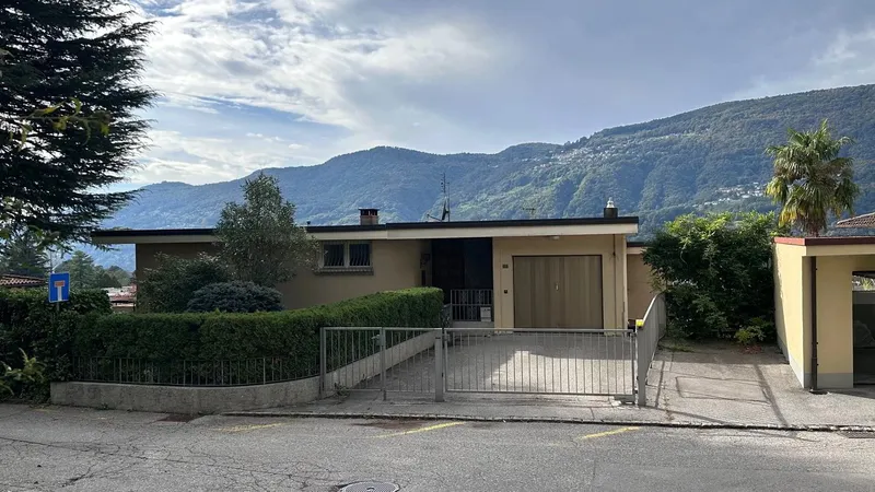 LUGANO - VEZIA - Ampia villa indipendente di 320 mq con bellissimo giardino, zona residenziale - Photo 2