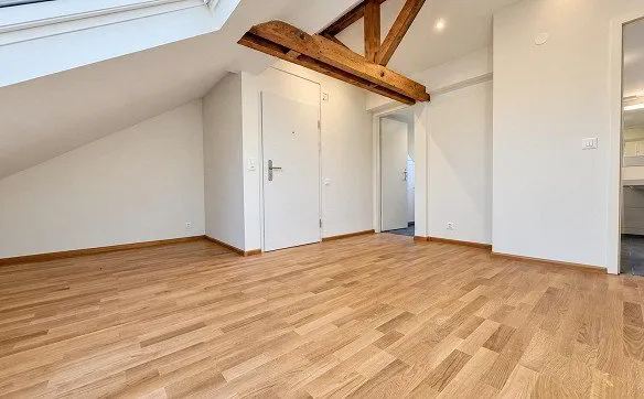 Erstbezug - Stilvoll renovierte 2.5-Zimmerwohnung im Dachgeschoss - Photo 2