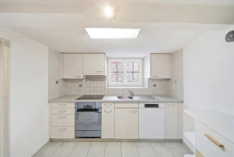 CHARMING SEMI-DETACHED HOME WITH A FIREPLACE, MOUNTAIN VIEWS, AND POTENTIAL - Photo 5