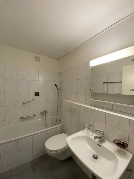 Zentral gelegene Wohnung mit grossem Balkon mit Aussicht - Photo 3