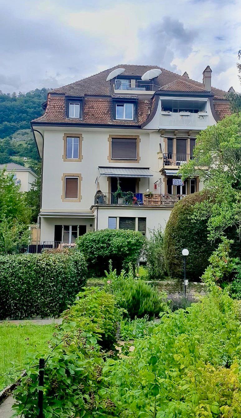 Appartement spacieux avec terrasse, jardin et parking – Proche du lac et de la vieille ville.