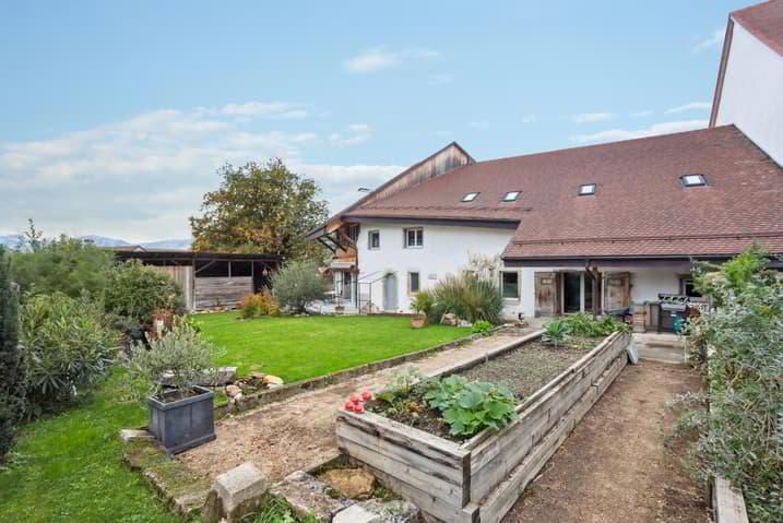 Large semi-detached house in splendid renovated farm!