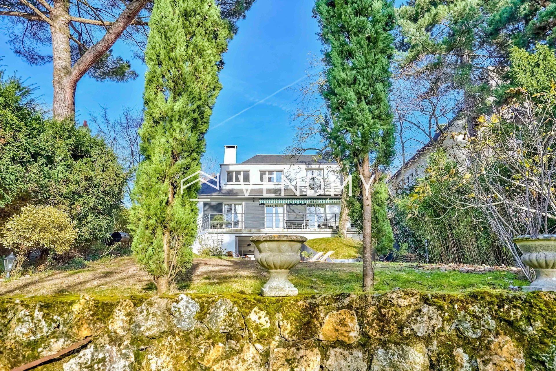 Maison Familiale d'Exception au Cœur de Versailles avec Jardin et Vue Dégagée