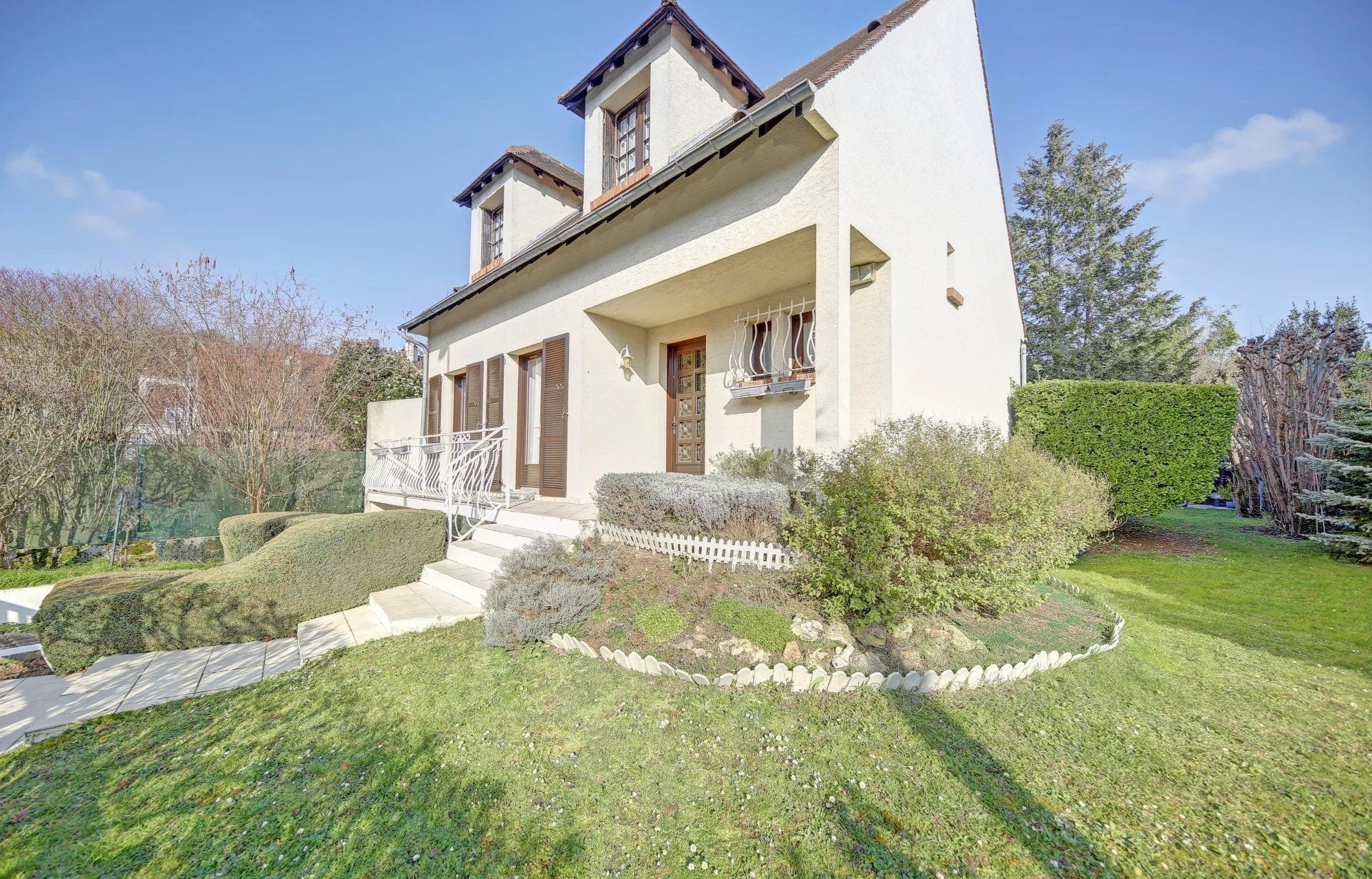 MAISON FAMILIALE AVEC JARDIN