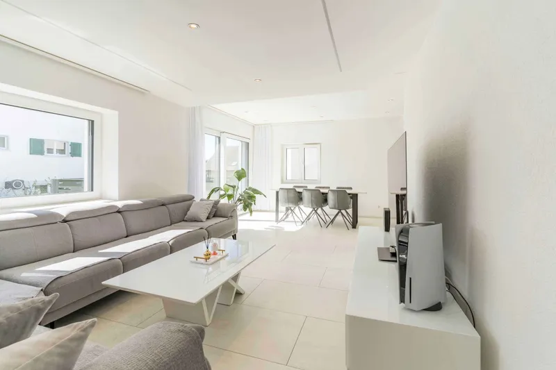 COMPLETELY RENOVATED 6.5 ROOM DETACHED HOUSE IN A SMART LOCATION - Photo 4