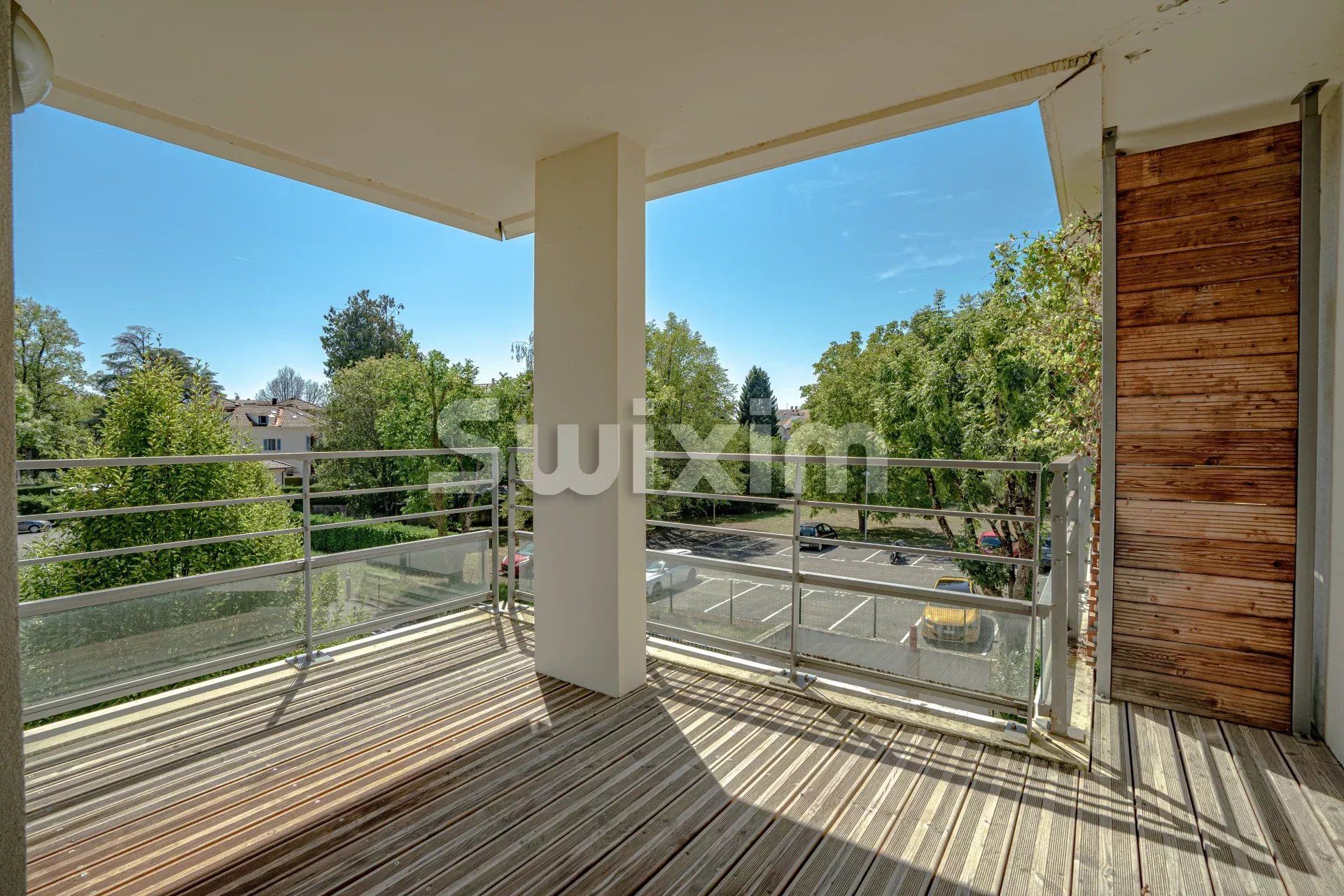 T2 meublé de 43m2 avec terrasse de 16m2 et garage fermé!