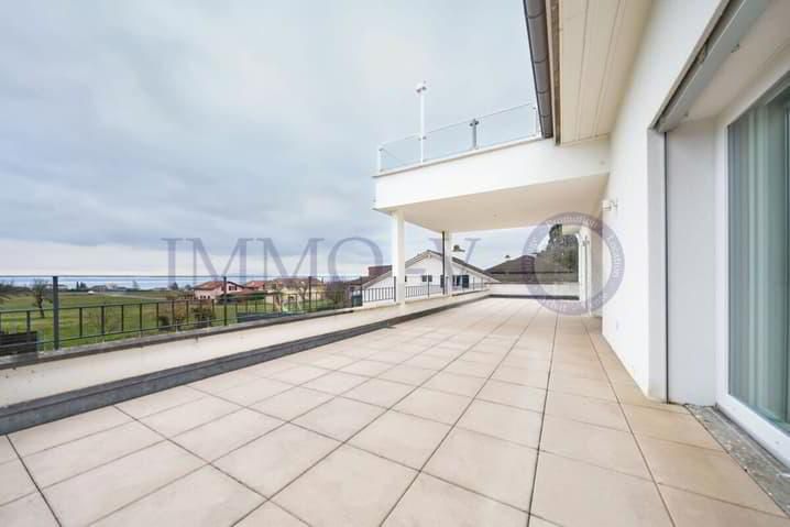 SPACIOUS AND BRIGHT WITH LARGE TERRACE OF 60M2 AND LAKE VIEW