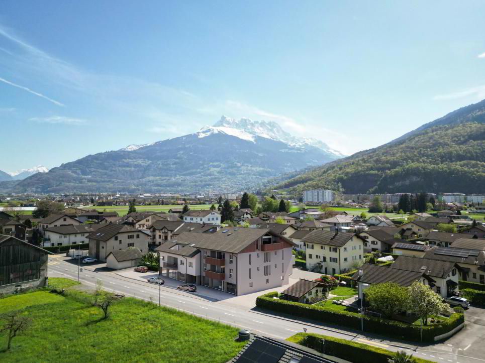 Lot 6 on the 1st floor PPE L'Escale: mixed building of 9 apartments and 2 shops in a quiet and sunny area.