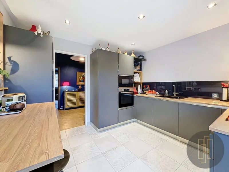 Rare - Type 5 dernier étage - 138 m², balcon 16 m², double garage, parking extérieur et cave - Photo 5