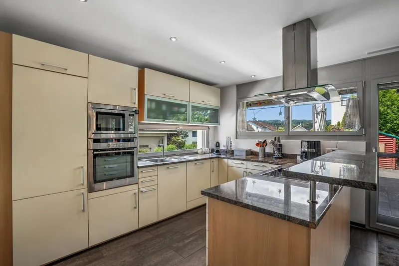 Raum für Generationen: Freistehendes Einfamilienhaus mit Einliegerwohnung und Studio - Photo 4