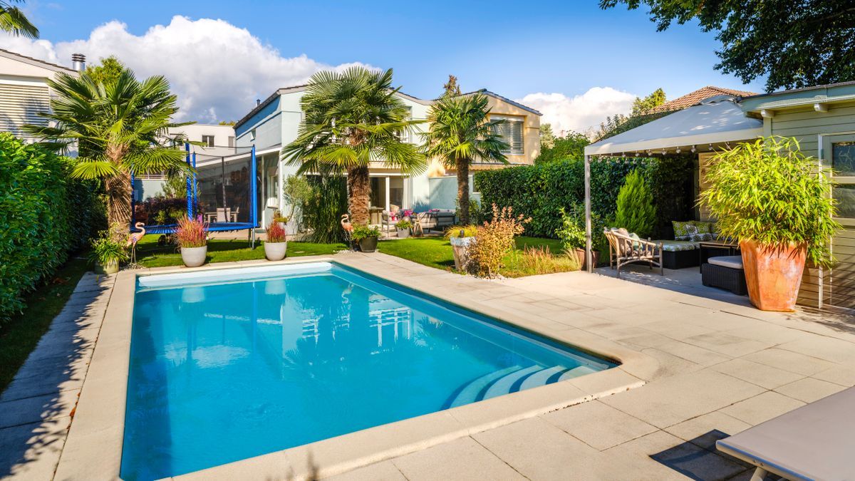 EXCLUSIVITÉ - Maison familiale moderne avec piscine et jardin à Meyrin.