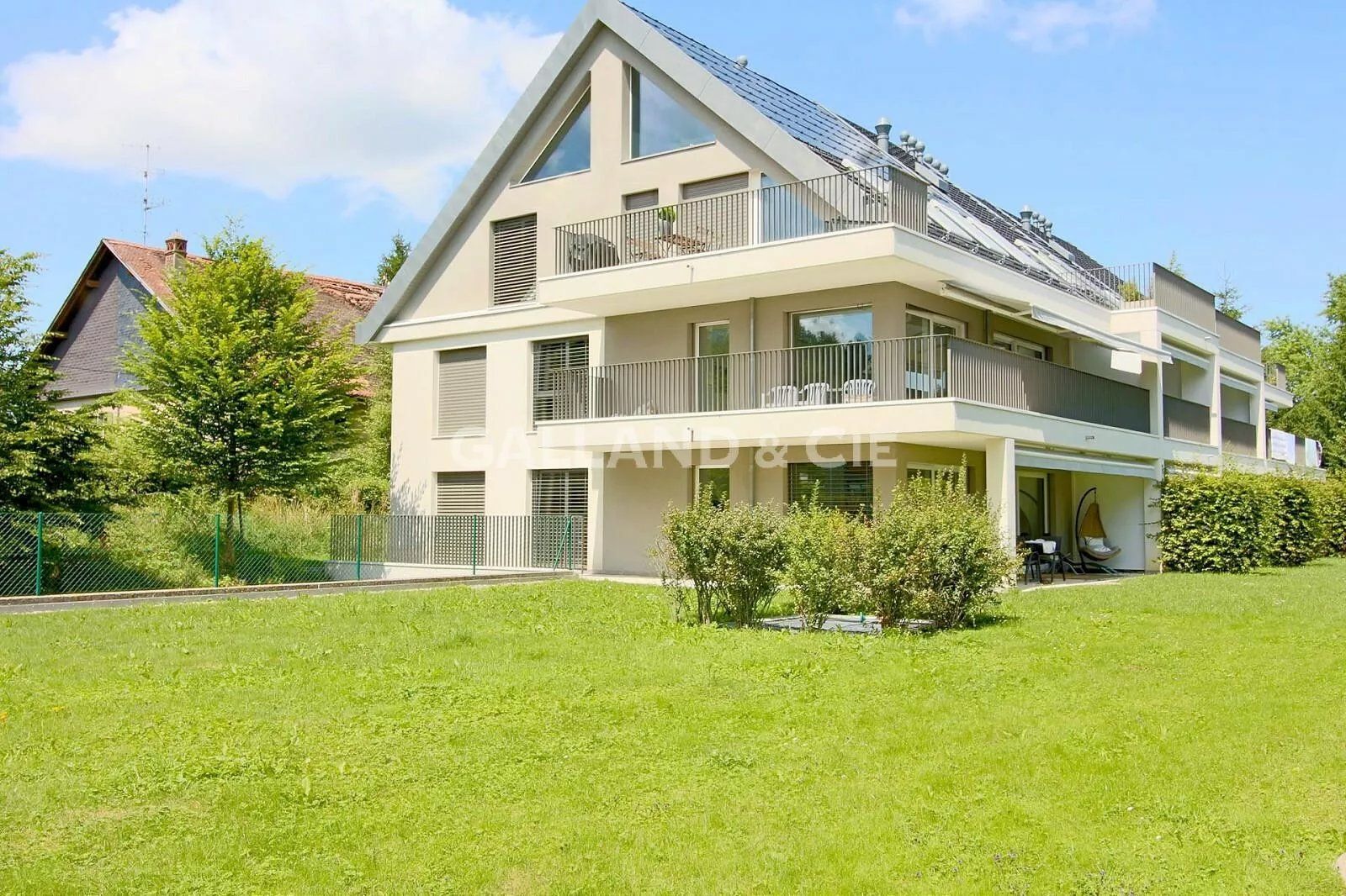 Appartement de 3½ pièces dans les combles avec un magnifique balcon baignoire.