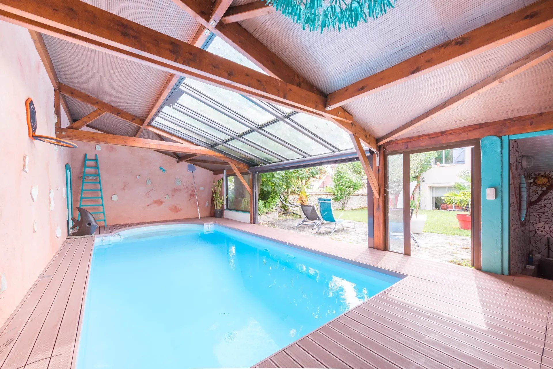 Spacieuse Maison Familiale de 11 Pièces, 280 m² avec Jardin et Piscine à Maule