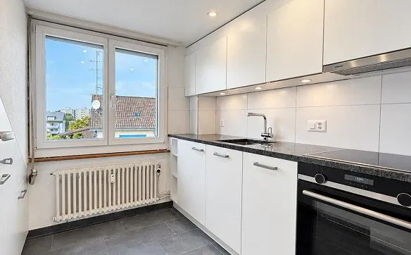 Erstbezug - Stilvoll renovierte 2.5-Zimmerwohnung im Dachgeschoss - Photo 4