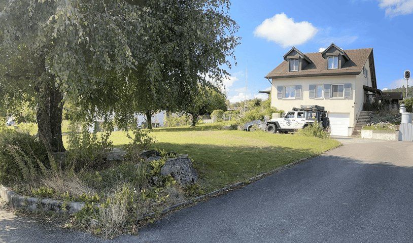 Large detached villa with green garden