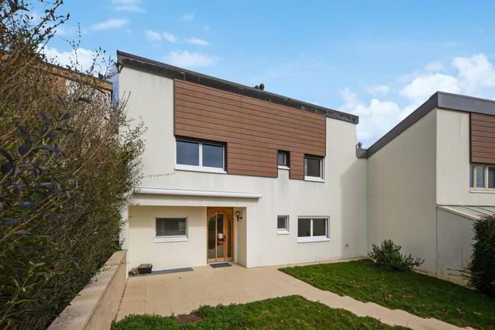 Family house with garden, swimming pool and tennis court