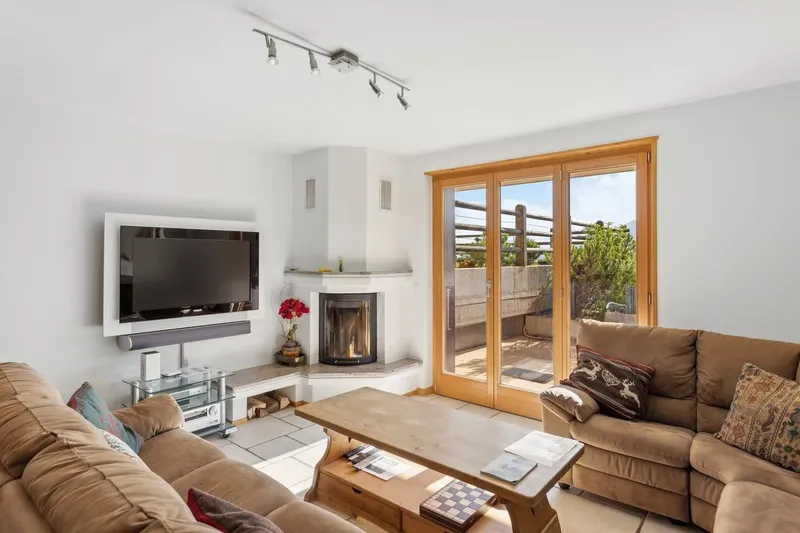 Prachtvolle 5.5-Zimmer-Wohnung – Chalet-Atmosphäre im Herzen der Alpen - Photo 2