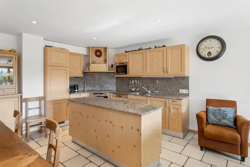 Prachtvolle 5.5-Zimmer-Wohnung – Chalet-Atmosphäre im Herzen der Alpen - Photo 4