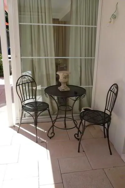 Magnifique appartement meublé de 2,5 pièces avec terrasse face au lac - Photo 2