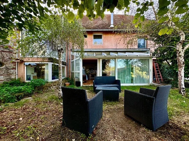 Maison de caractère avec jardin clos et garage - Photo 3