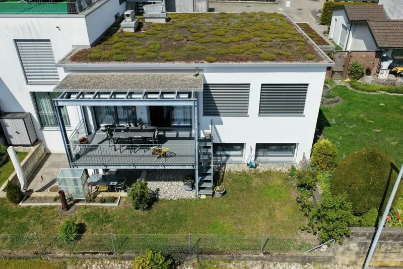 ATTRAKTIVE UND GROSSZÜGIGE HOCHPARTERREWOHNUNG MIT GARTENANTEIL - Photo 2