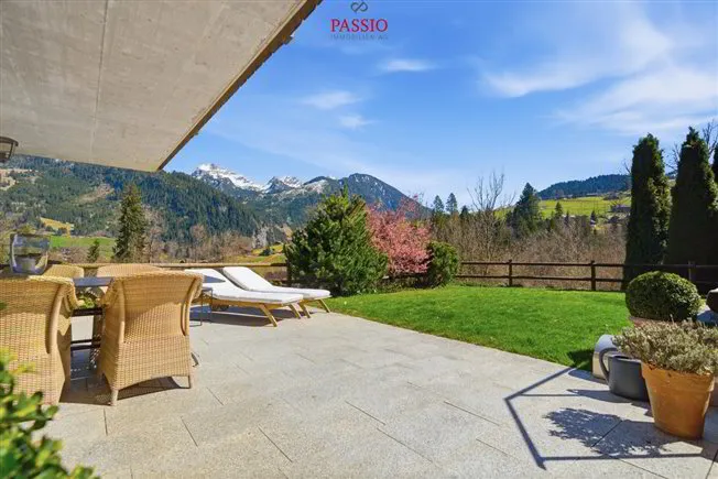 Exklusives 8.5-Zimmer-Chalet mit Einliegerpotenzial & Traumgarten - Photo 2