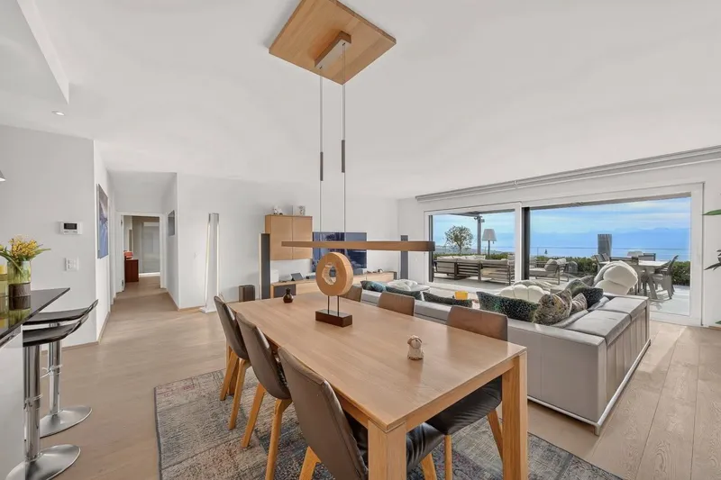A Rare and Stunning Luxury Apartment with Spectacular Lake & Mont Blanc Views - Photo 4