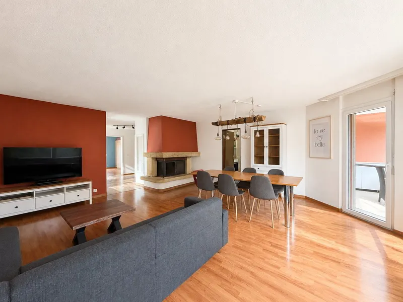 Spacieux 4.5 pièces avec cheminée, balcon et place de parc en sous-sol - Photo 2