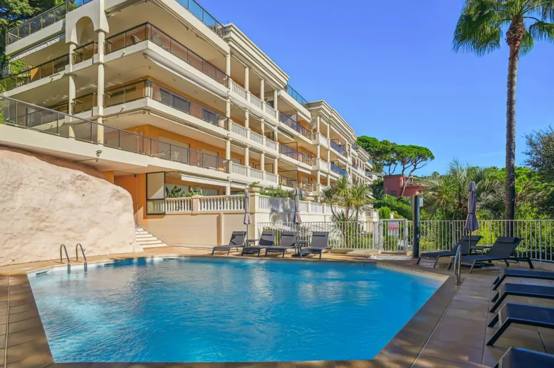 EXCLUSIVITE - CANNES CROIX DES GARDES - Studio, vue mer dans résidence avec piscine. Cave, poss. garage - Photo 5