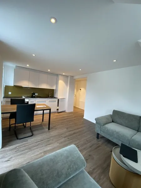 MÖBLIERTE 2.5 - ZIMMER - WOHNUNG - BALD IHR NEUES ZUHAUSE? - Photo 2