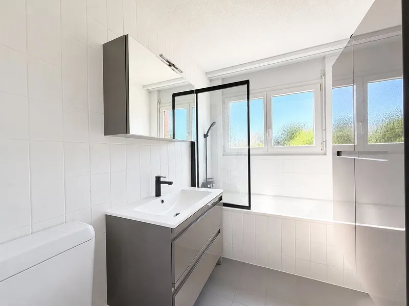 Spacieux 4.5 pièces avec cheminée, balcon et place de parc en sous-sol - Photo 4