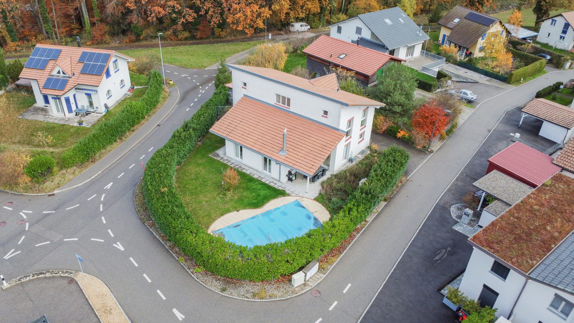 BEAUTIFUL DETACHED HOUSE WITH POOL AND SAUNA IN AVRY