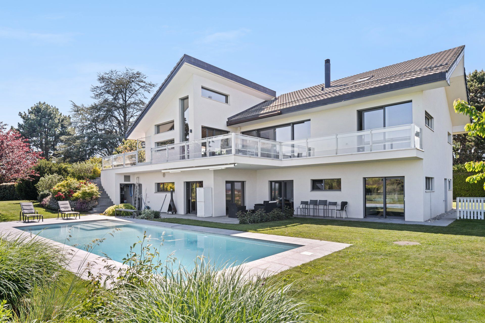 Propriété contemporaine avec vue lac et piscine