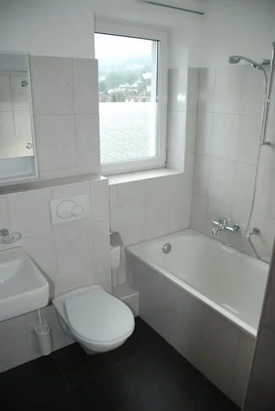 Charmante 3.5-Zimmer-Dachwohnung mit Seeblick in Rorschach - Photo 4